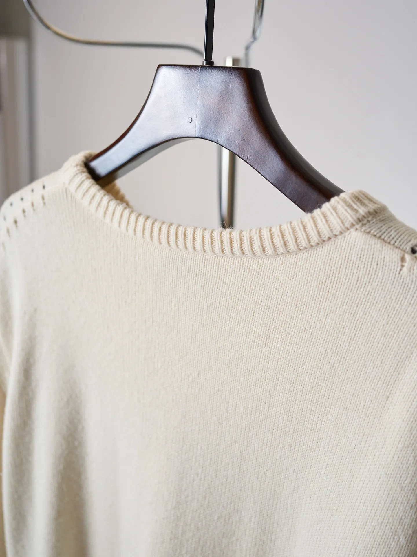 [Real object hanging] CELINE/Celine carriage print round neck knitted sweater [In Stock] S M L XL Fabric selection: Made of 62% wool + 23% nylon + 15% anti-pilling acrylic blended yarn, precision woven on an imported 7-needle knitting machine. The 7-needle medium-thick knitted structure makes the fabric fluffy and thick, with excellent temperature-locking ability; wool gives the fabric a soft, waxy and skin-friendly texture, while nylon strengthens the toughness and prevents it from loosening and deforming. It is paired with anti-pilling acrylic to give it both comfort and durability, and a solid texture. Printing process: The Classic carriage pattern and letters on the chest adopt a reactive printing process. The dye penetrates into the knitted fiber and is not offset printed on the surface. The pattern lines are clear and neat, and the touch is natural without a hard glue layer. It is not easy to crack or peel after repeated wear and washing, and the original soft texture of the knitted fabric is completely retained. Details: The round neck, cuffs and hem are made of high-density wide rib weaving, which has long-lasting elasticity and will not loosen easily after long-term wear; the back shoulders are made of hollow keyhole technology, and the entire line is evenly routed.